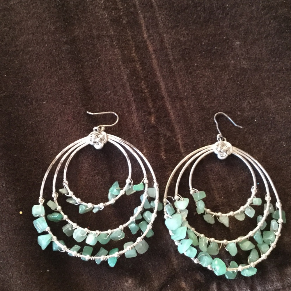 Earrings. Green stones. Silver finish.